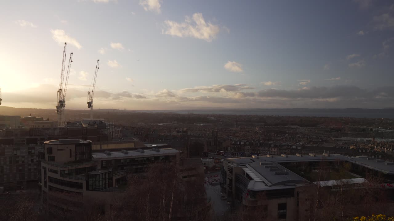 Panoramica da Calton Hill che domina la città di Edimburgo, Scozia, con una bella luce al tramonto, nuvole e l'Oceano Atlantico sullo sfondo.