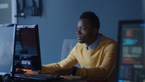 programador trabajando hasta tarde en la noche