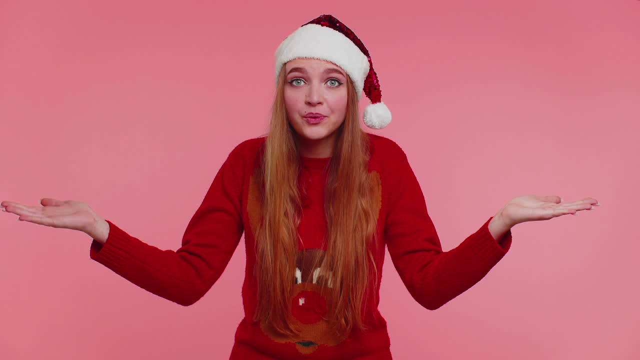 chica confundida con suéter de navidad sintiéndose avergonzada por una pregunta ambigua sin duda sin idea