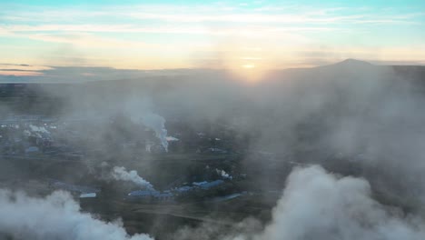 paisaje humeante en las aguas termales de hveradalir en el sur de islandia - fotografía de avión no tripulado