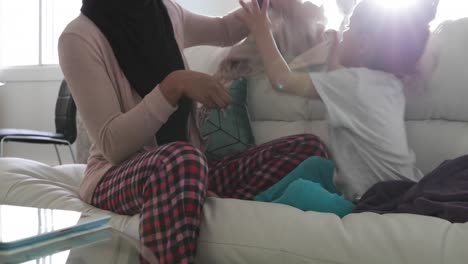madre e hija en casa