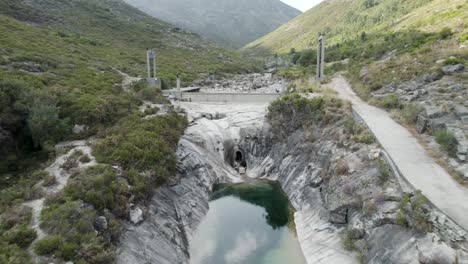 volando hacia atrás desde la presa, hermoso paisaje, piscinas de agua esmeralda, sendero de 7 lagunas