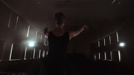 una bailarina baila en una sala con asientos vacíos. una bailaora disfruta de la quietud de una escena vacía y sin audiencia