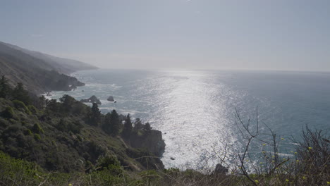 Panorámica-Del-Océano-Pacífico-A-La-Ladera-De-La-Colina-Big-Sur-California-En-Un-Día-Soleado-De-Verano