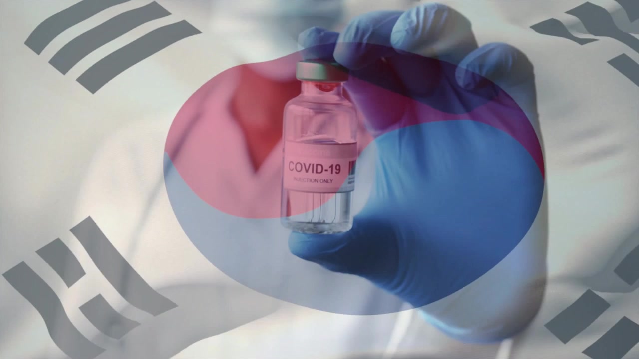 Video dọc: Bàn tay đeo găng di chuyển, bác sĩ cho xem lọ vắc xin COVID-19 trong phòng khám để hiển thị nhãn, lớp phủ cờ