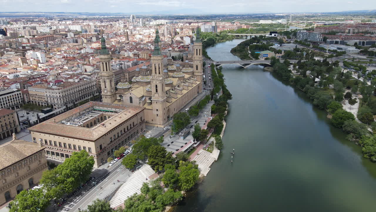 Paesaggio urbano con la Cattedrale-Basilica di Nostra Signora del Pilar e il fiume Ebro a Saragozza, Spagna