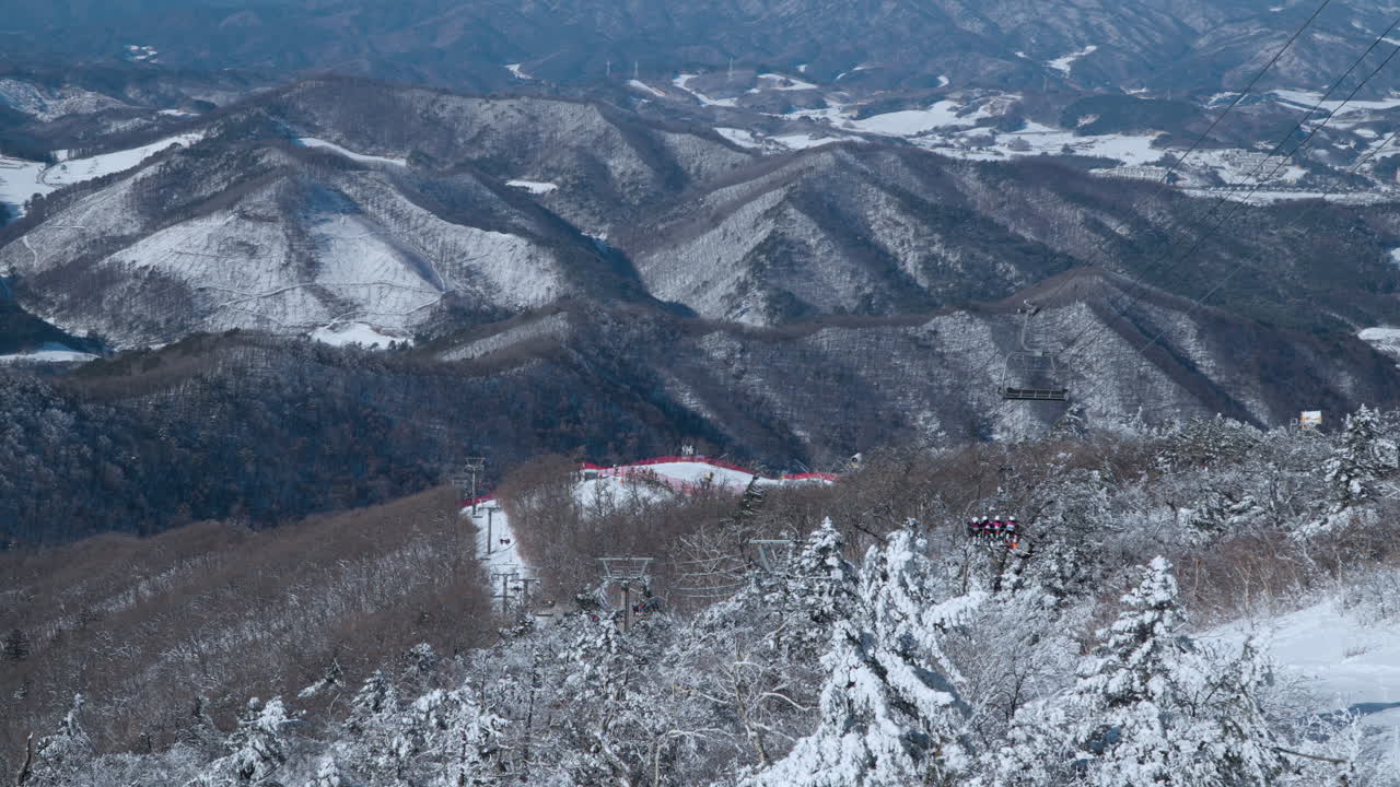 스키 선수들은 스키 의자 엘리베이터를 타고 발완산 산과 다이구발리온 산맥 계곡을 향해 이동합니다.