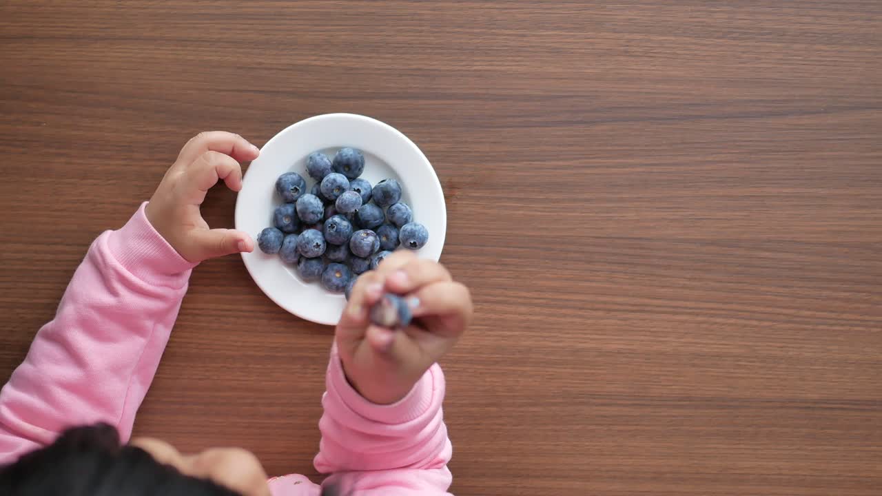 블루베리를 먹는 아이