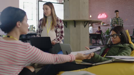 jóvenes empresarios se reúnen haciendo una lluvia de ideas líder de equipo embarazada mujer discutiendo un proyecto de trabajo en equipo compartiendo documentos con colegas colaborando en una exitosa oficina de inicio