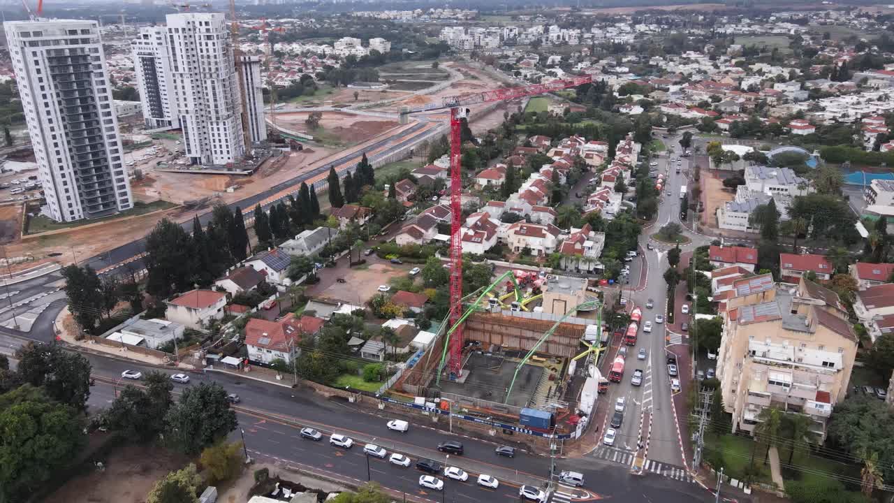 vista aérea panorámica de rascacielos en construcción con vistas a la ciudad, tel aviv, israel