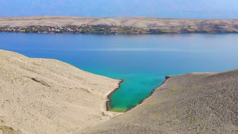 Isla-De-Pag-Parecida-A-La-Luna-Delantera-Aérea-En-El-Mar-Adriático,-Croacia