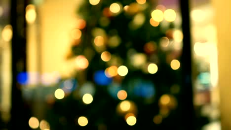 el árbol de navidad brilla con luces de colores. garlandas borrosas de año nuevo. boke blur.