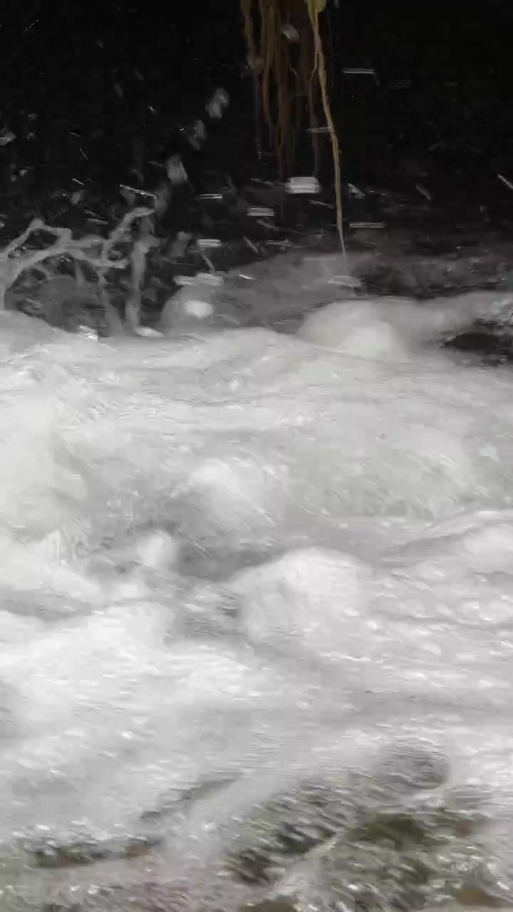 Acqua impetuosa che scorre sulle rocce in un ruscello