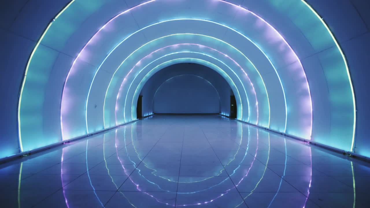 Skiftende LED-buer gløder og pulserer langs en buet gallerigang for visuel effekt på gulvet.