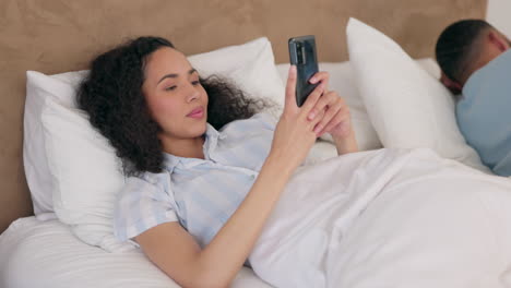 dormitorio, teléfono y relajarse pareja