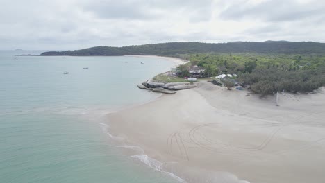 Paisaje-Tranquilo-En-La-Playa-De-Pescadores-En-Great-Keppel-Island,-Queensland,-Australia---Retroceso-Aéreo