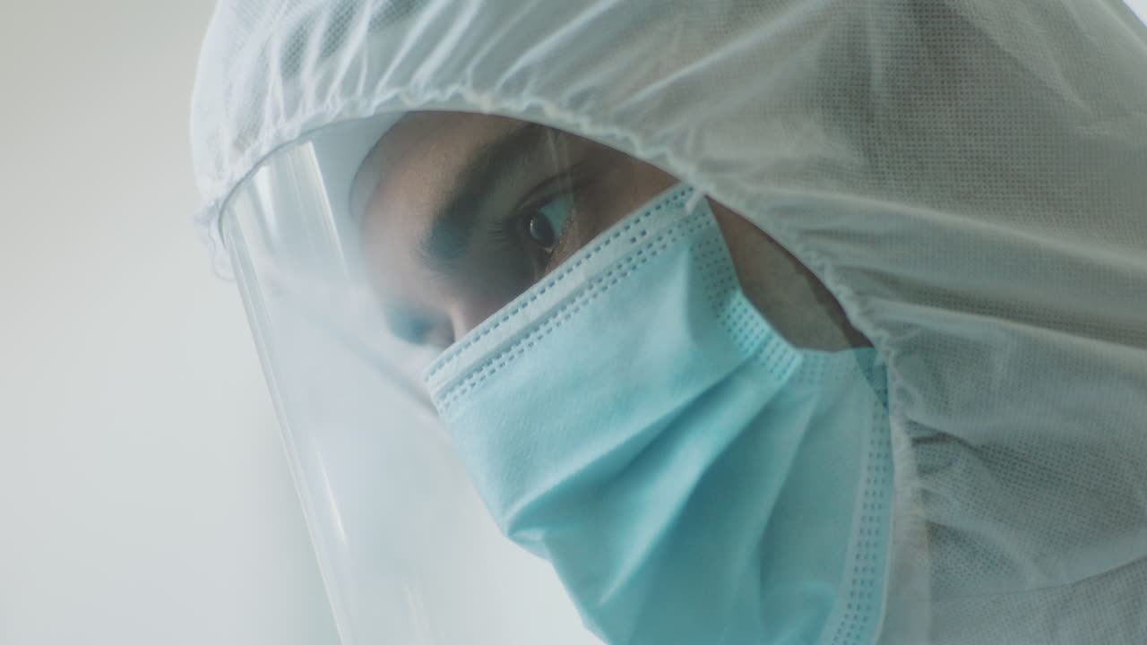 trabajador sanitario con equipo de protección