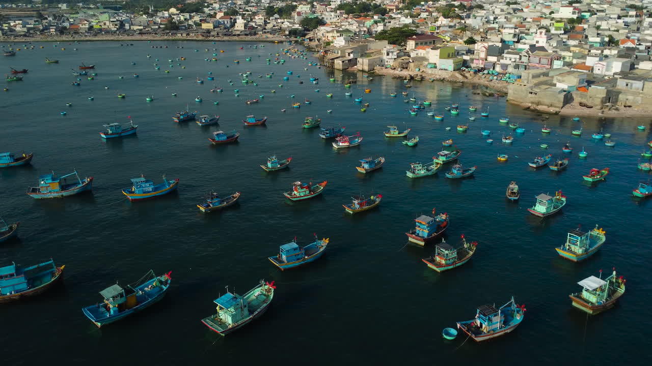 어촌 섬의 항구에 정박해 있는 전통적인 동남아시아 베트남 어선