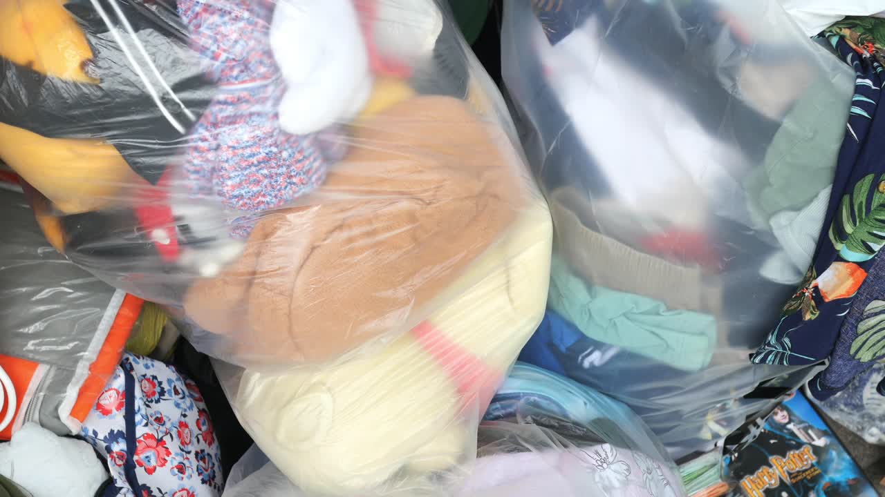 큰 컨테이너에 기증 된 물건을 던져 ,