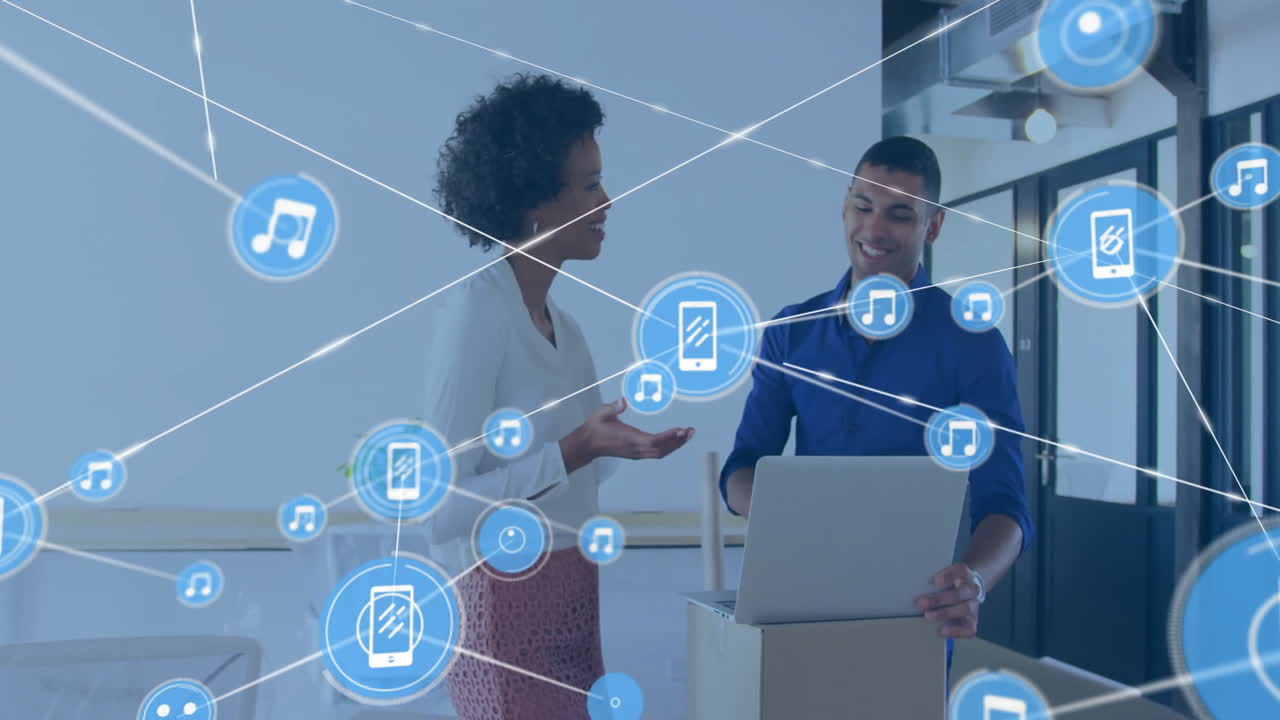 Animazione di una rete di connessioni con icone di dispositivi sopra diverse persone d'affari in ufficio