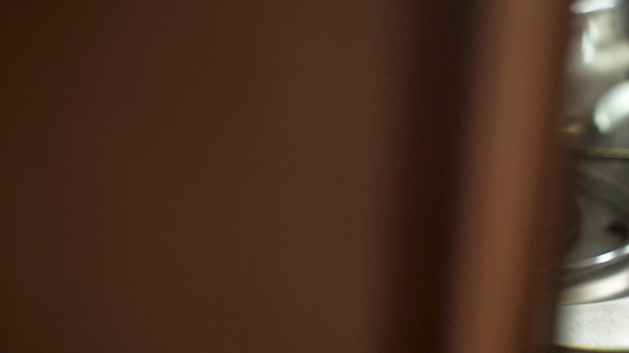 de cerca - encendiendo el fuego del quemador de la estufa de gas y una olla en una caravana