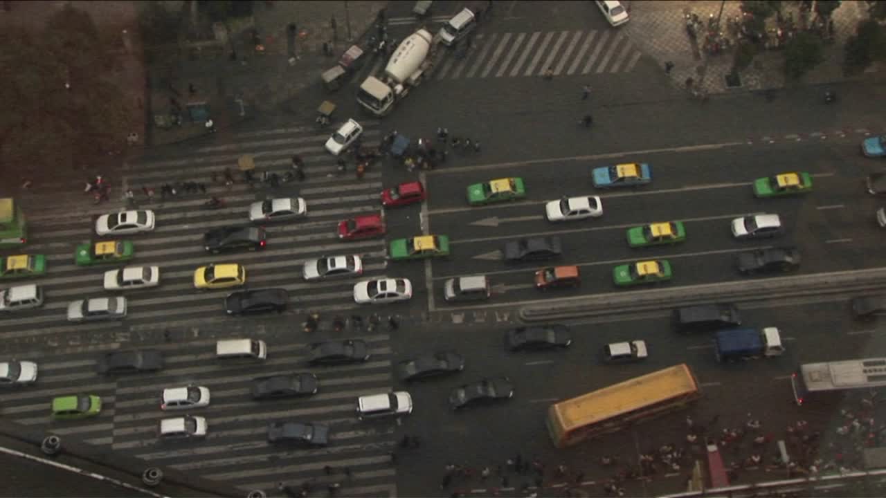 높은 건물 꼭대기에서 거리를 똑바로 내려다보는 전망