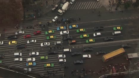 una vista mirando hacia abajo a una calle desde lo alto de un edificio alto