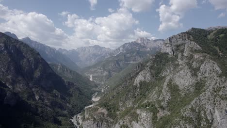 è possibile vedere il video frontale del drone che avanza sulla valle del valbone, l'albania, la contea di rrogam, le piccole case e il fiume con poca acqua