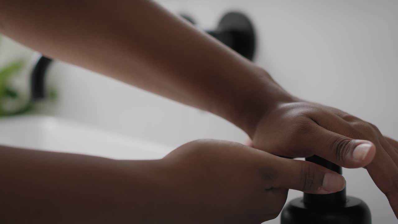 Primo piano di persona afroamericana che si lava le mani nel lavandino