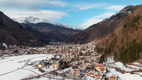 amplia vista impresionante sobre el pueblo alpino italiano en un día soleado
