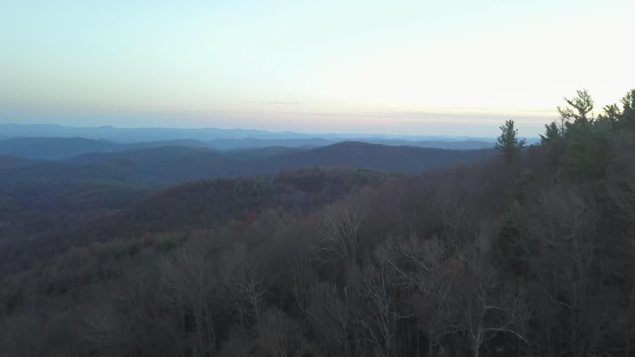 el atardecer fue filmado por un dron 4k a lo largo de la cresta de las montañas blue ridge en el condado de ashe, carolina del norte.