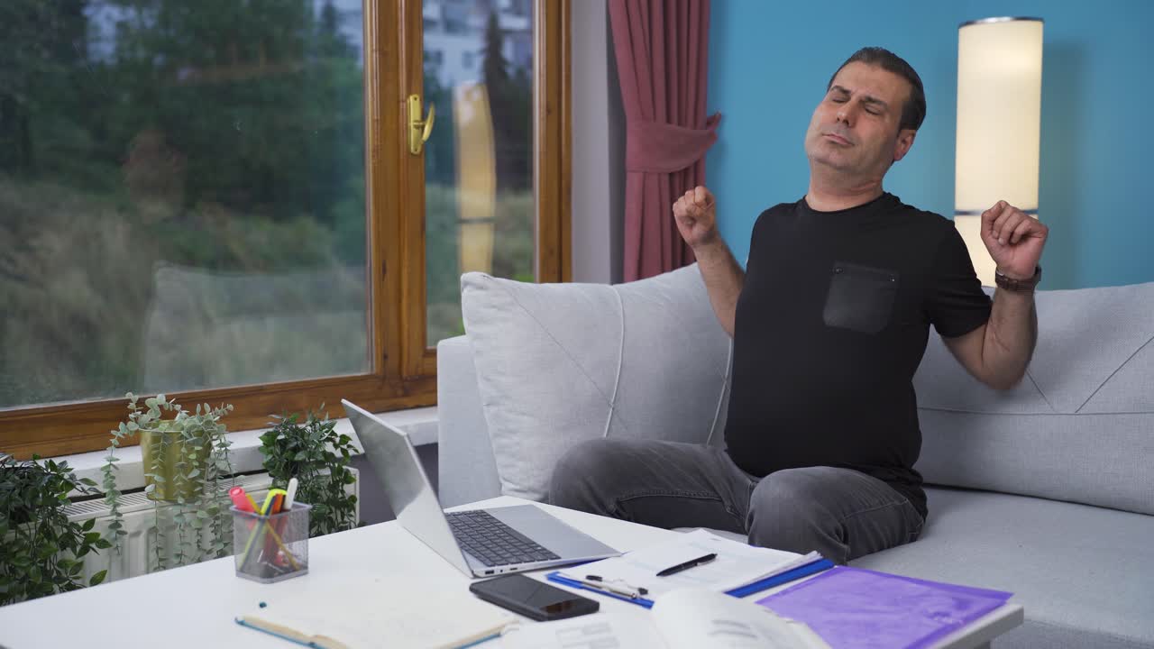 el hombre de la oficina está cansado y con sueño.