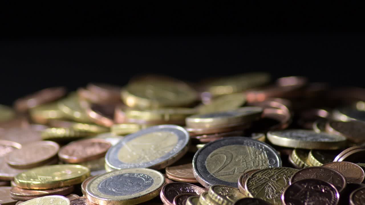 montaña de monedas de euro que giran sobre un fondo negro
