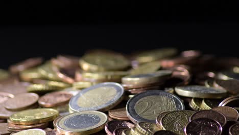 montaña de monedas de euro que giran sobre un fondo negro