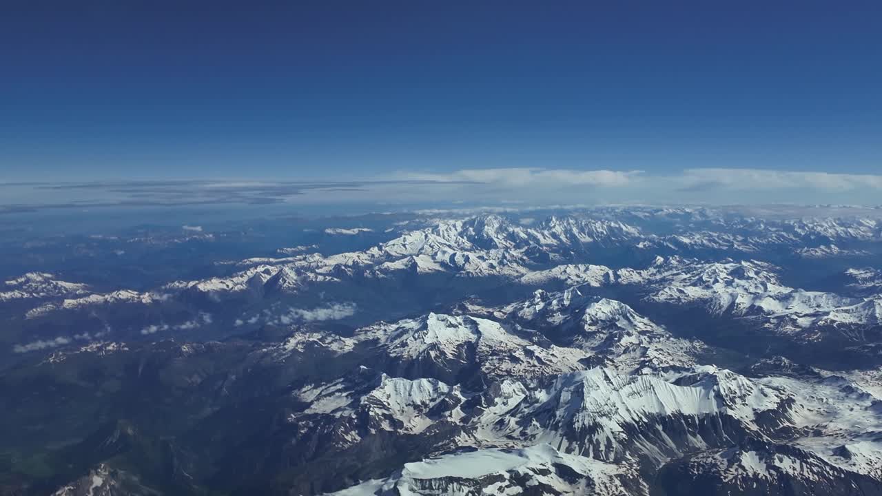 alpes nevados en una soleada mañana de verano
