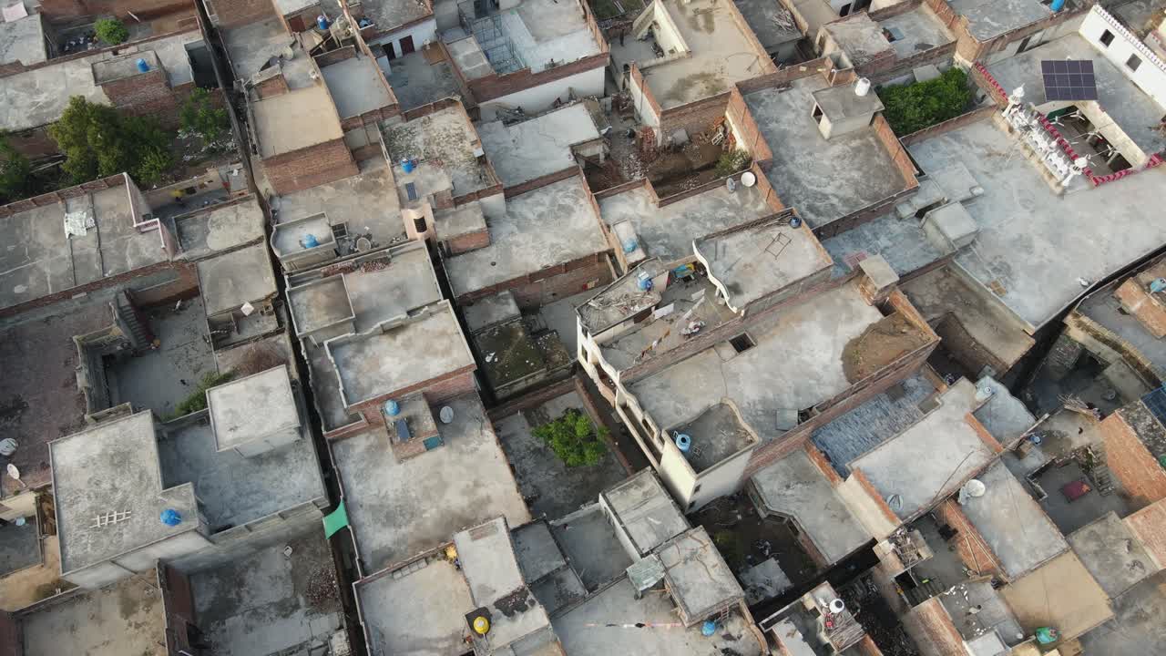 drone volando sobre una sociedad de aldea en pakistán
