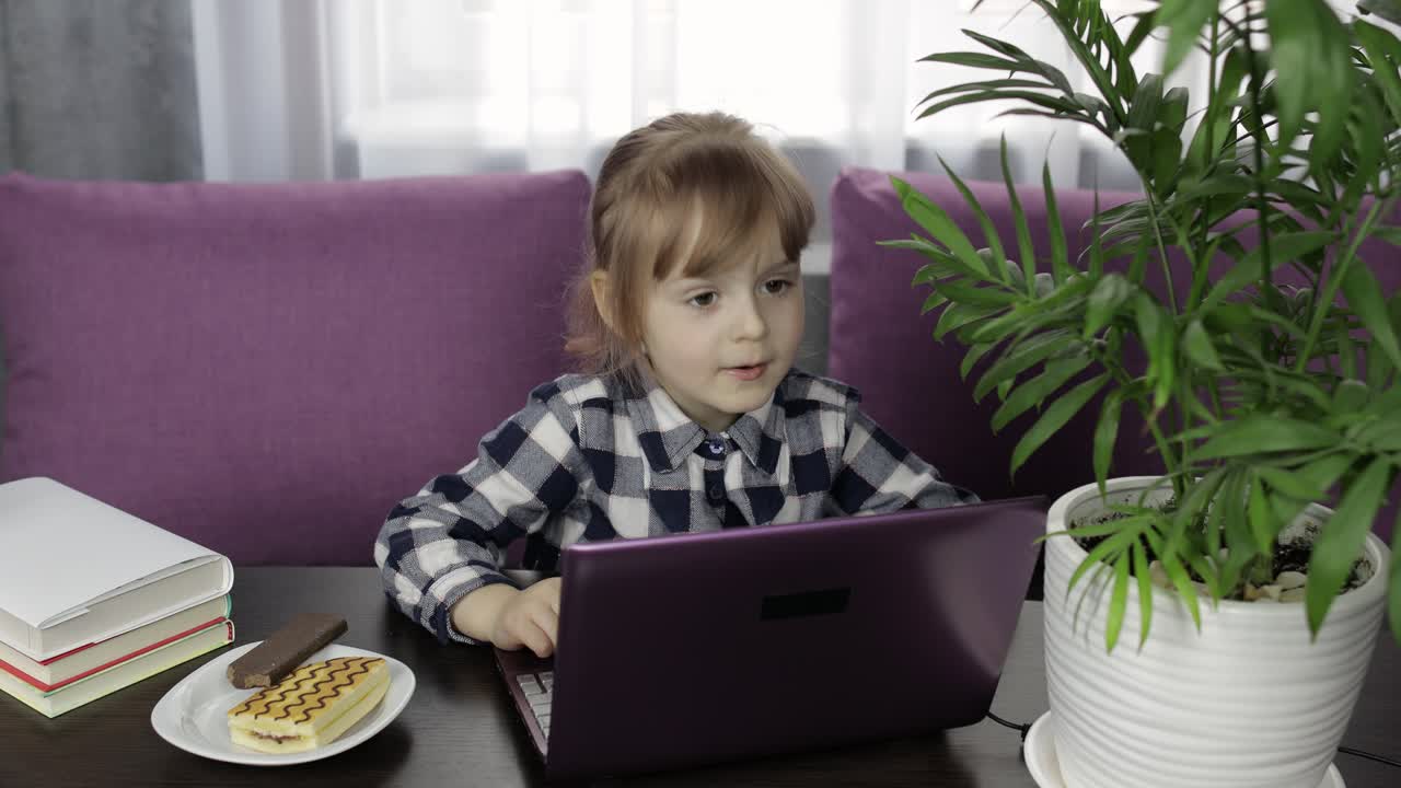 девочка делает домашнее задание онлайн с помощью цифрового ноутбука. дистанционное образование