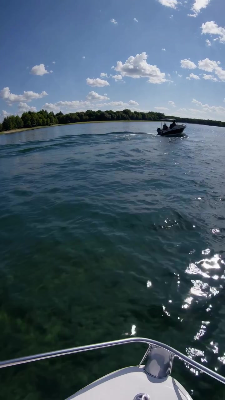 Barca in movimento sull'acqua limpida del lago in una giornata di sole