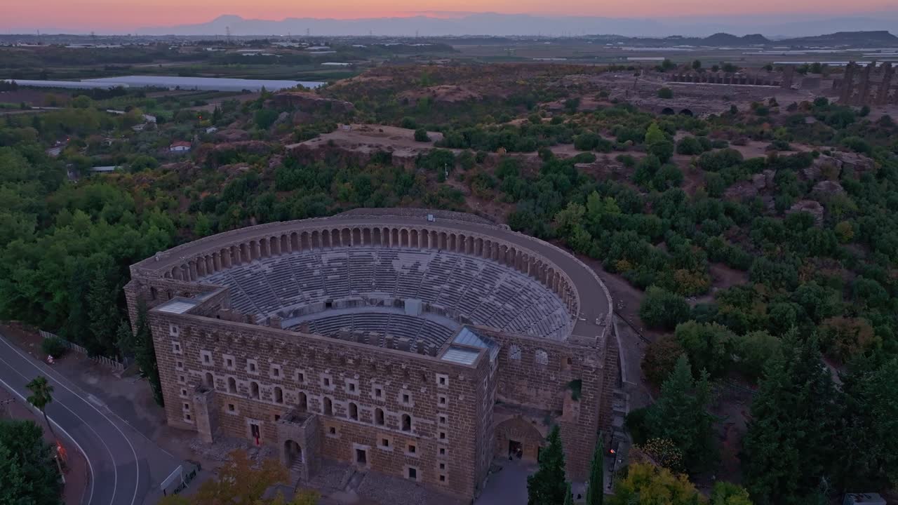 Bagliore serale sull'anfiteatro romano di Aspendos in Turchia