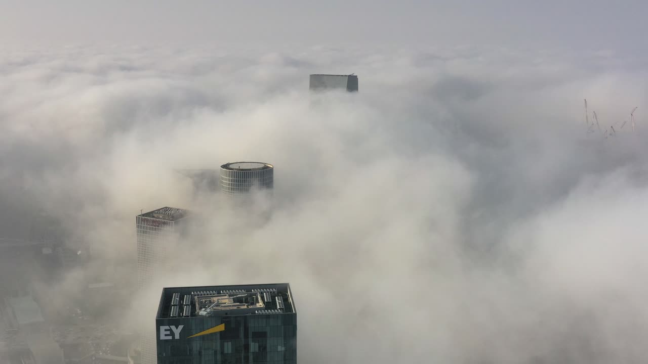 아침 안개로 뒤인 도시 풍경