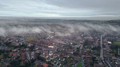 escena aérea urbana de invierno brumoso por la mañana