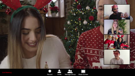 una pareja anima a sus amigos en una videollamada navideña