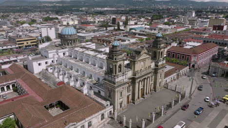 sobrevuelo aéreo lento de los campanarios de la catedral metropolitana de santiago de guatemala