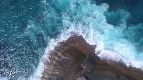 Olas-Retrocediendo-Desde-La-Costa-Rocosa-Australiana