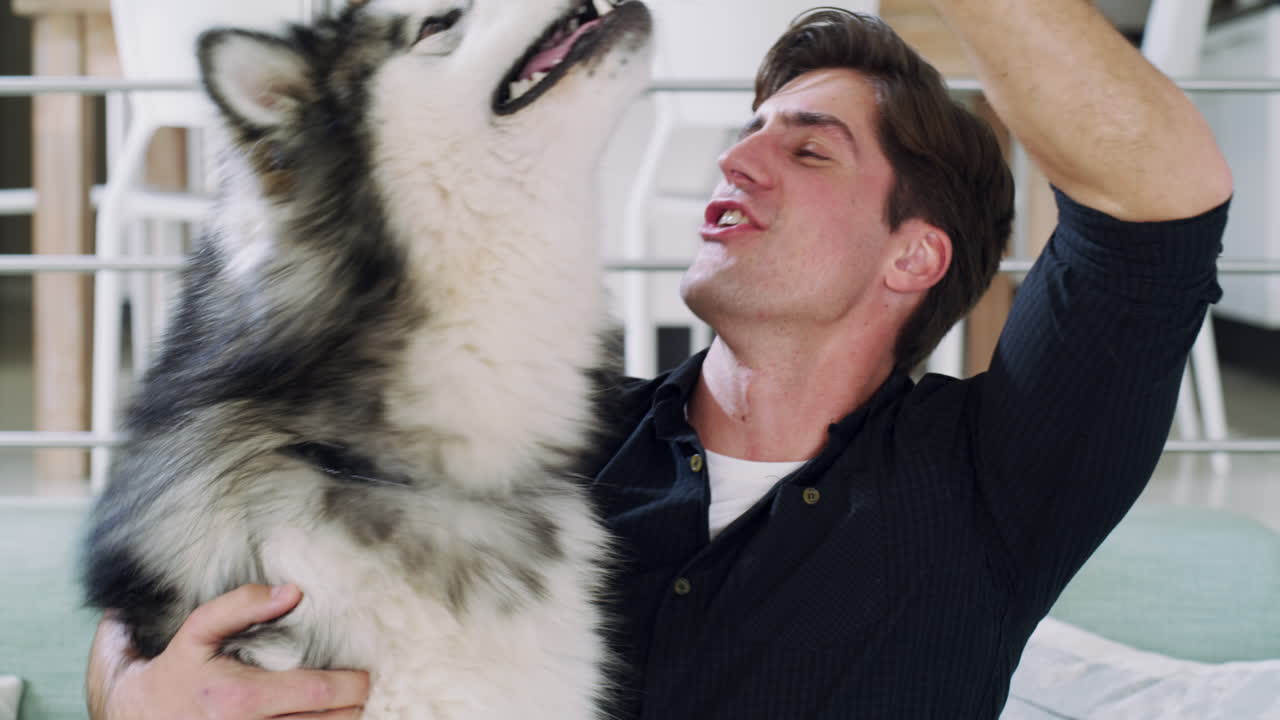 저는 그와 함께 시간을 보내는 것을 좋아합니다.