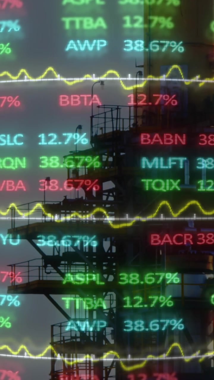Elaborazione dati finanziari su ciminiere di fabbrica sullo sfondo