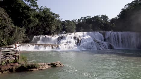 Magnífica-Vista-De-Las-Cascadas-Que-Caen-En-Cascada-En-Un-Arroyo-Rocoso-En-El-Centro-De-Un-Bosque-En-México---Tiro-Aéreo