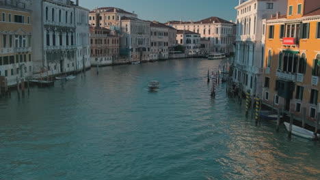 el canal en venecia, italia