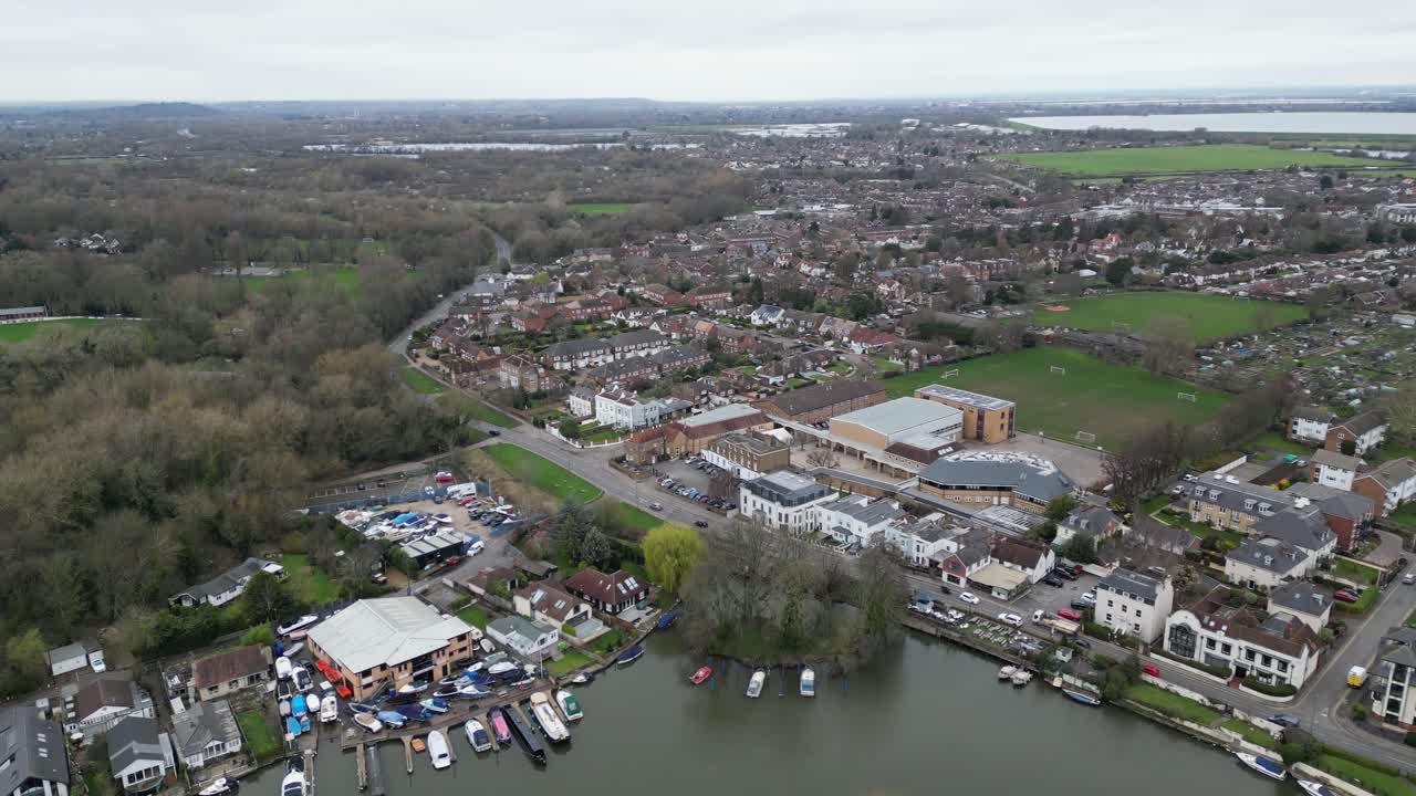 vista sobre el río támesis shepperton surrey reino unido drone vista aérea
