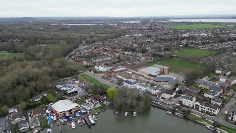 Vista-Sobre-El-Río-Támesis-Shepperton-Surrey-Reino-Unido-Drone-Vista-Aérea